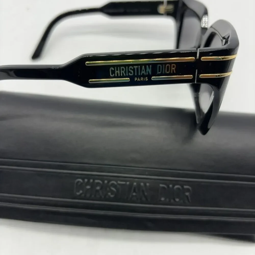Dior offers black